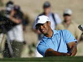 Tiger Woods odpaluje míek pi MS  na jamky v americké Maran.