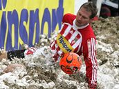 �i�kovský Tomá� Ku�era skon�il v hald� odhrnutého sn�hu za postranní �árou.