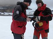 Kamil Láska a Daniel Nývlt pi vrtání ledovce Whisky Glacier ped instalací meteorologické stanice
