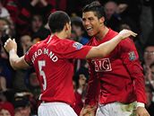 Manchester United: Ferdinand (vlevo) a Ronaldo se raduj z glu
