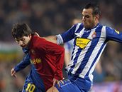 Barcelona - Espanyol: Messi (vlevo) a Hurtado