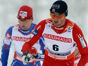 Petter Northug z Norska (v erveném) ped Lukáem Bauerem ve skiatlonu na MS v Liberci