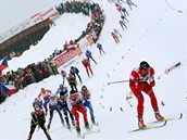 Norský závodník Petter Northug vede závod ve skiatlonu na MS v Liberci