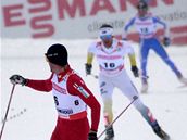 Petter Northug z Norska se ohlíí v cílové rovince a jede si pro titul mistra svta ve skiatlonu na MS v Liberci