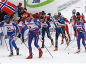 Luká Bauer (s íslem 4) a Martin Koukal (39) na trati skiatlonu na MS v Liberci