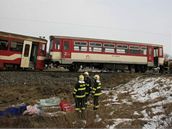 Srka autobusu s vlakem na stednm Slovensku. (21. nora 2009)