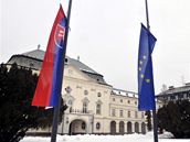 Vlajky vyvené na pl erdi ped Prezidentským palácem v Bratislav. Slovenská vláda vyhlásila na 22. únor jednodenní státní smutek.