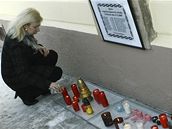 ena zapaluje svíku ped Mstským úadem v Bánovcích nad Bebravou, kam lidé 22. února picházeli uctít památku obtí tragické nehody, pi ní zemelo 12 lidí z Bánovc a okolí.