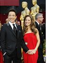 Oscar 2008 - Robert Downey mladí (nominace na nejlepího herce ve vedlejí roli ve filmu Tropická boue) s manelkou Susan