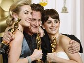 Vítzové Oscar 2008 - na spolené fotografii herci Kate Winsletová, Sean Penn a Penelope Cruz, vpravo reisér Milionáe z chatre Danny Boyle