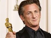 Oscar 2009 - Sean Penn se zlatou soškou za herecký výkon ve filmu Milk