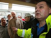 Mstský policista asistuje pi vyplácení sociálních dávek na chomutovském mstském úad (23. února 2009)