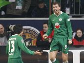 Edin Deko z Wolfsburgu se raduje poté, co dal dva góly Hert Berlín.