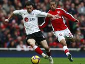 Arsenal - Fulham: Abou Diaby (vpravo) a Simon Davies