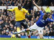 Everton - West Bromwich: domc Jagielka (vpravo) a Fortune