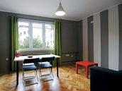 Svislé pruhy na stnách vytváejí v prostoru zajímavý designový prvek