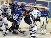 Zleva Boris �abka z Liberce, Juraj �tefanka a Angel Krstev (oba z Vítkovic), Pavel Ka�pa�ík z Liberce (st�ílí gól) a branká� Vítkovic Jakub �t�pánek.