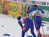 Vyerpaný Martin Jak (vlevo) pi pedávce Lukái Bauerovi.