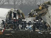 Boeing 737 letecké spolenosti Turkish Airlines se zítil nedaleko Amsterdamu
