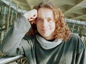 Vladimír Ková� má v nejvy��ím pat�e pra�ského sídla firmy Unicorn zvlá�tní zasedací místnost. Je v ní zku�ebna jeho kapely i kulatý �artu�ovský� st�l s rohem jednoro�ce uprost�ed.