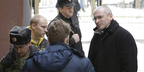 Bval rusk ropn magnt Michail Chodorkovskij pijd k moskevskmu soudu (3. bezna 2009)
