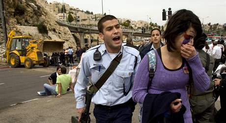 Palestinec najel buldozerem do autobusu a policejnho auta v Jeruzalm (5. bezna 2009)