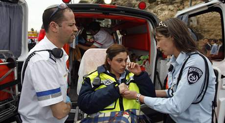 Palestinec najel buldozerem do autobusu a policejnho auta v Jeruzalm (5. bezna 2009)