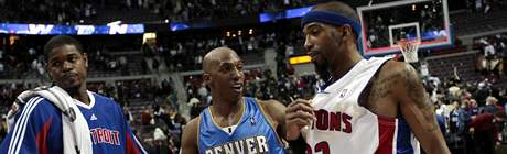 Chauncey Billups (vlevo) z Denveru diskutuje s Amirem Johnsonem (vlevo) a Richardem Hamiltonem z Detroitu.  