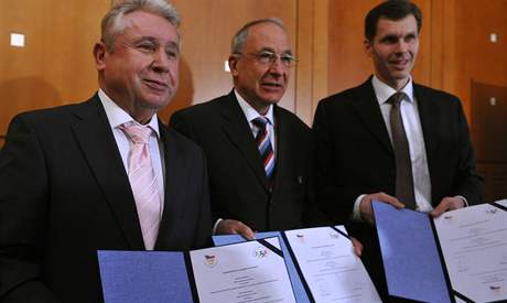 Miroslav ernoek, Milan Jirásek, Jií Kejval pi podpisu Memoranda o vzájemné spolupráci