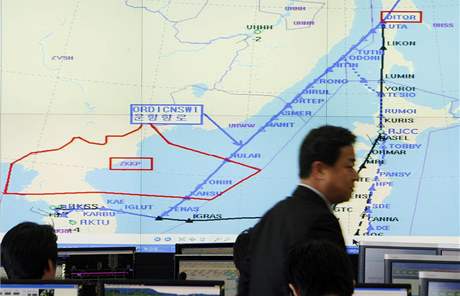 Pracovnk leteck firmy Asiana ped mapou s leteckmi trasami letoun spolenosti. (6. bezen 2009)