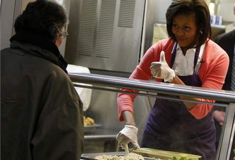 Prvn dma Spojench stt Michelle Obamov vydvala ve tvrtek ve vyvaovn pro chud ve Washingtonu jdlo potebnm (5. bezen 2009)