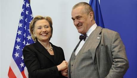 Ministryn zahrani USA Hillary Clintonov a f esk diplomacie Karel Schwarzenberg v Bruselu (6. bezen 2009)