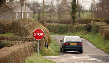 Podle britskch mdi detektivov zkoumaj auto nalezen asi osm kilometr od zkladny v Randalstownu, mohlo toti patit tonkm. (8. bezen 2009)