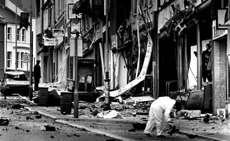 Policist vyetuj bombov tok v Bangoru na vchod severnho Irska v roce 1992. Nlo byla umstna v aut, zranila policistu a nkolik civilist.