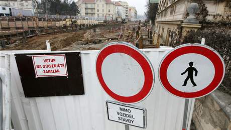Znaky zakazující vstup na stavenit tunelu Blanka