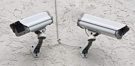 Bezpenostní kamery mají chránit budovy. Místo toho samy mizí v rukou zlodj. Ilustraní foto