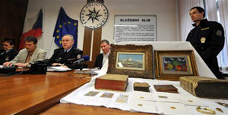 Policie zajistila umlecké pedmty, ukradené loni v listopadu v muzeu v Novém Bydov (9. bezna 2009)
