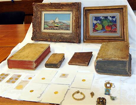 Policie zajistila umělecké předměty, ukradené loni v listopadu v muzeu v Novém Bydžově (9. března 2009)
