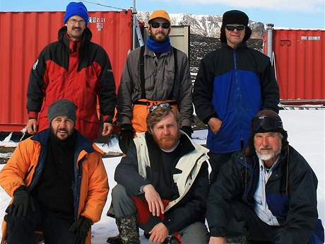 et vdci na Antarktid - st stvajc esko-argentinsk posdky na stanici J.G.Mendela. Zleva doprava, sedc: Juan Manuel Lirio,  Daniel Nvlt, Jan Poboil, stojc: Milo Bartk, Alan Mackern, Peter Plka 