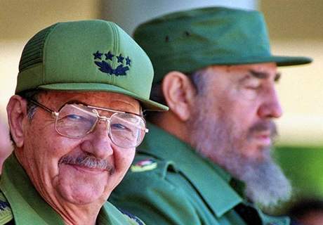 Raúl Castro (vlevo) se svým starím bratrem Fidelem