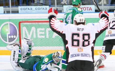 Jaromír Jágr, útoník Omsku, se raduje v utkání play-off KHL