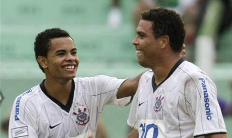 Ronaldo (vpravo) a Dentinho v dresu Corinthians