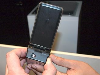 Telefon Sharp s integrovaným projektorem