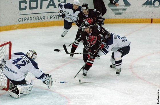 Jakub Klepi, útoník Omsku, v akci v utkání Kontinentální hokejové ligy.