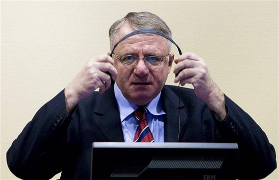 Srbský radikál Vojislav eelj u haagského soudu (6. bezna 2009)