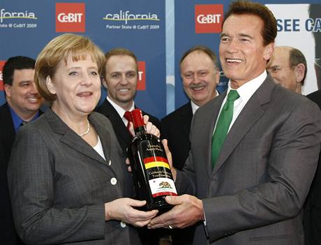 Arnold Schwarzenegger a Angela Merkelov pi zahjen veletrhu CeBit.
