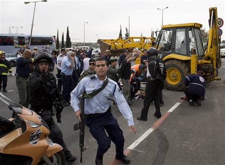 Palestinec najel buldozerem do autobusu a policejního auta v Jeruzalém (5. bezna 2009)