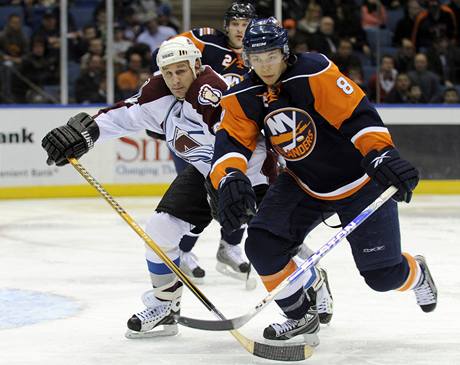 Bruno Gervais (vpravo), z NY Islanders v bruslaském souboji s Ryanem Smythem z Colorada.