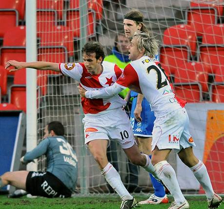 Slavia - Ostrava, domácí Marek Jarolím (vlevo) a Jaroslav erný se radují z gólu.