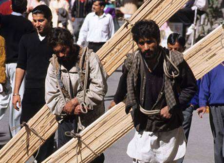 Dlníci z Indie nebo Nepálu asto migrují do bohatích stát Asie za prací.
